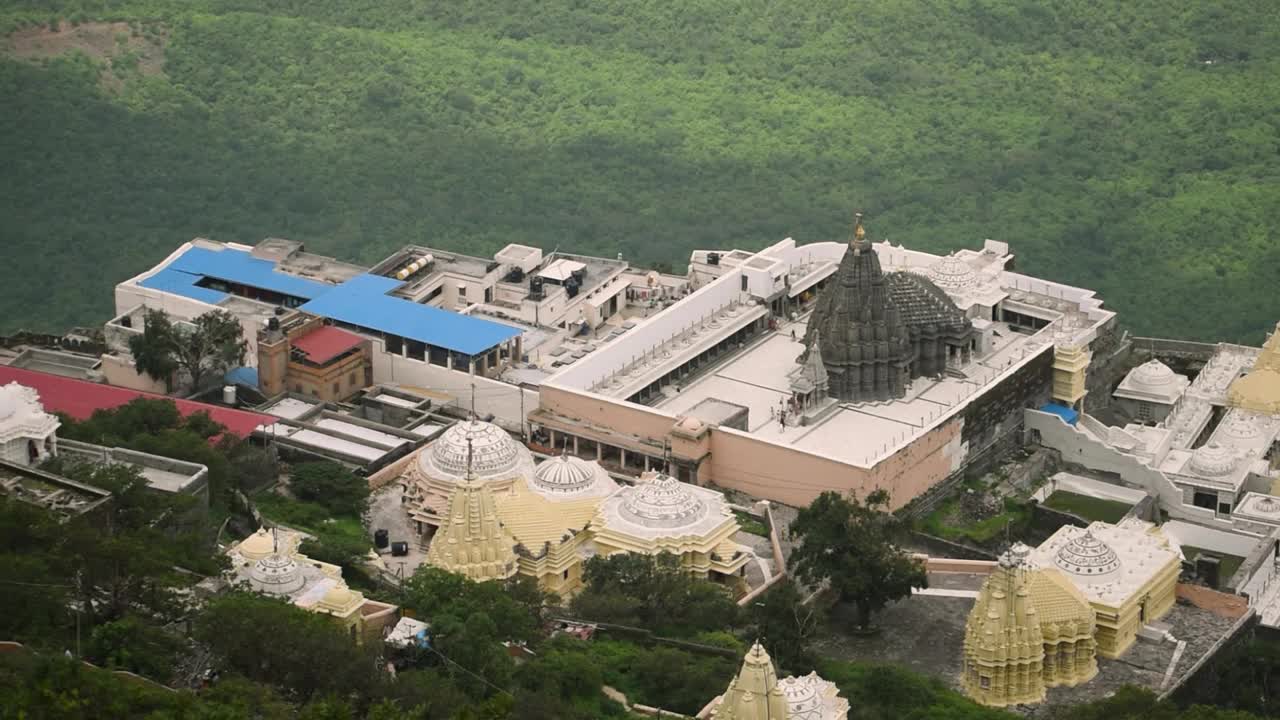 在印度古吉拉特邦的Junagadh，看到被称为Neminath寺庙的耆那教寺庙。印度人古老的朝圣之旅。从格纳尔山上看寺庙和城市视频素材