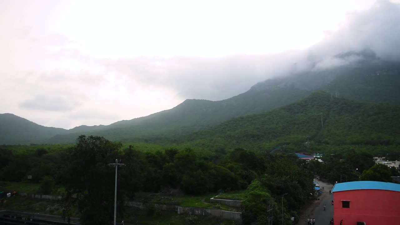 清晨，吉纳尔山云雾笼罩的朱纳加德市街道。Junagadh,印度古吉拉特邦视频素材