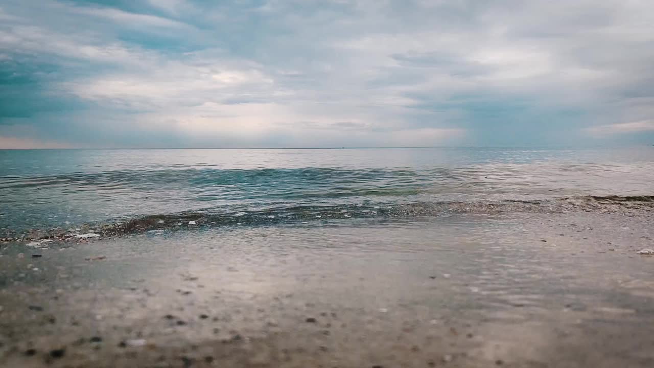 美妙的海景。黑海上的慢动作波浪。视频下载