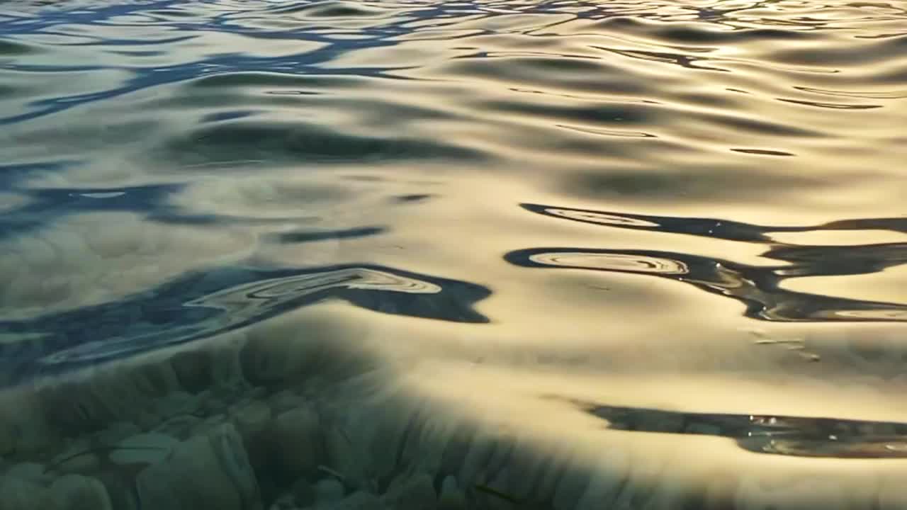 日落在海浪-缓慢运动视频素材