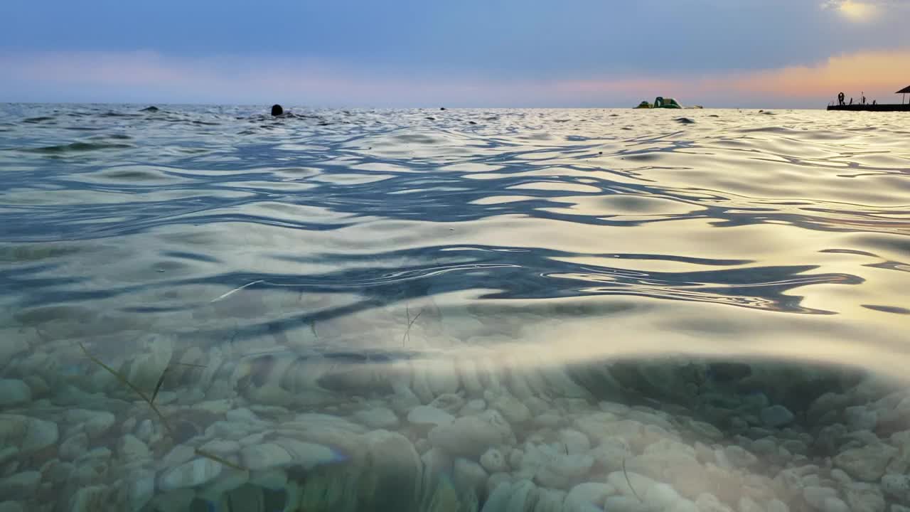 海浪上的日落视频素材