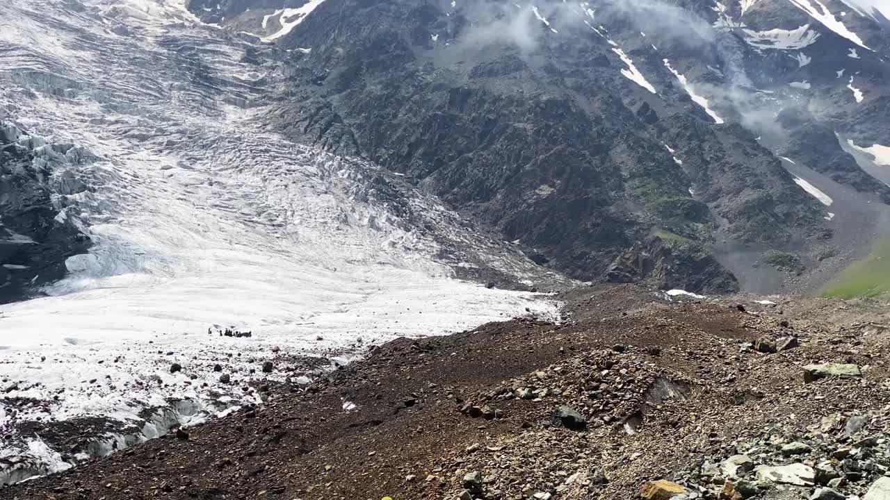 北奥塞梯令人惊叹的风景。雪山，青山，姜黄，积云。视频素材