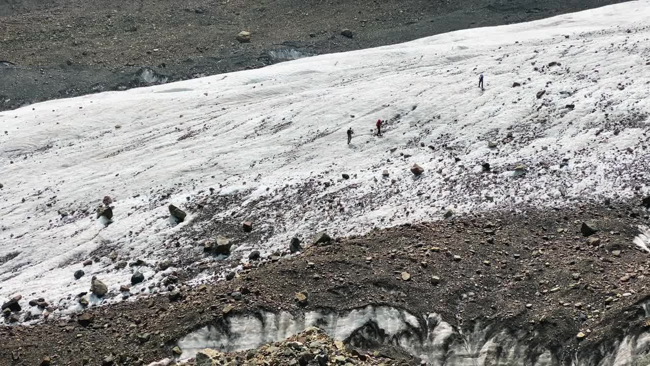 北奥塞梯，一群游客沿着麦莉冰川行走。视频素材