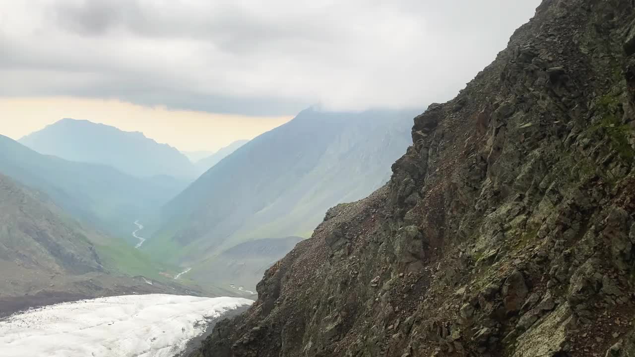 麦莉冰川鸟瞰图。北奥塞梯令人惊叹的风景。视频素材