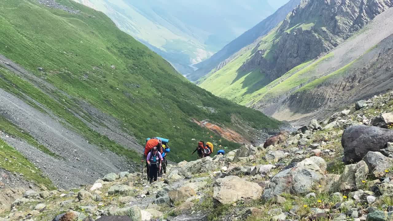 从俄罗斯的北边攀登卡兹别克。徒步穿越高加索山脉。视频素材