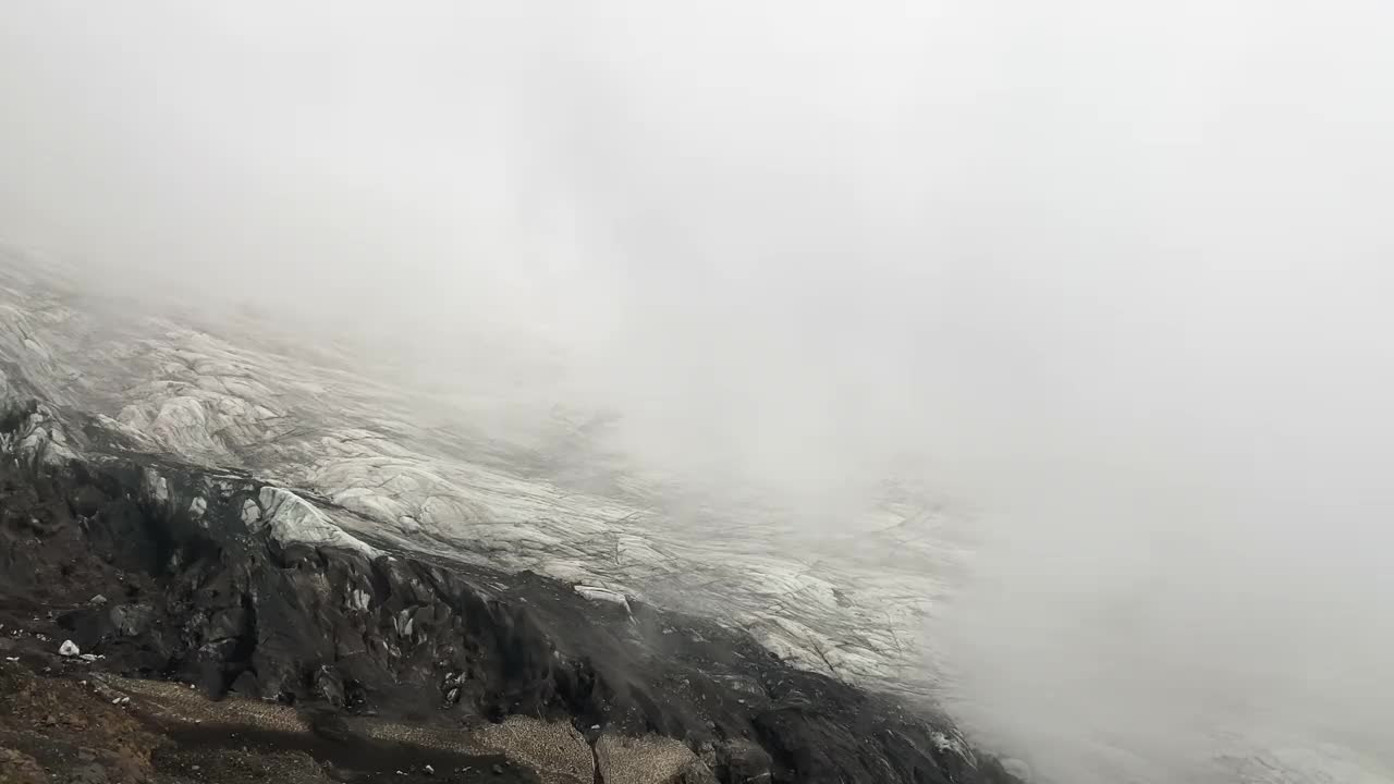 雾蒙蒙的山地景观。雄伟的山脉，悬崖和冰川。视频素材