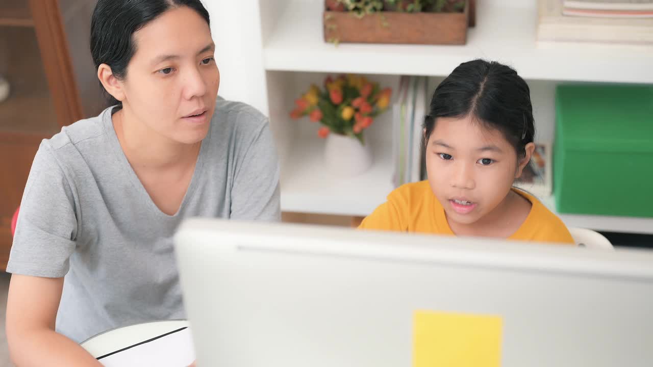 亚洲女孩在线学习教室视频素材