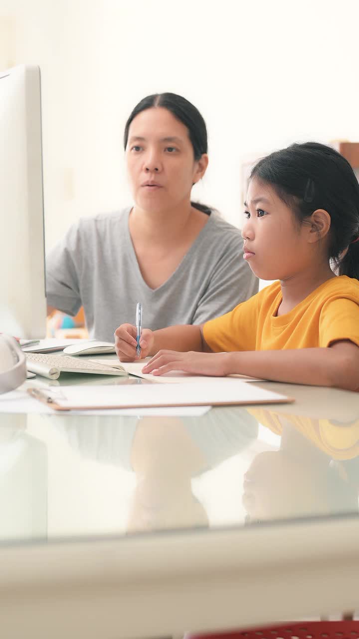 亚洲女孩在线学习教室视频素材