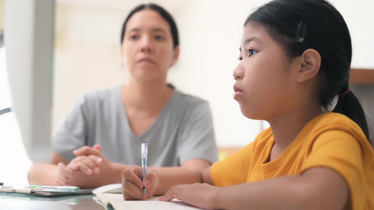 亚洲女孩在线学习教室视频素材