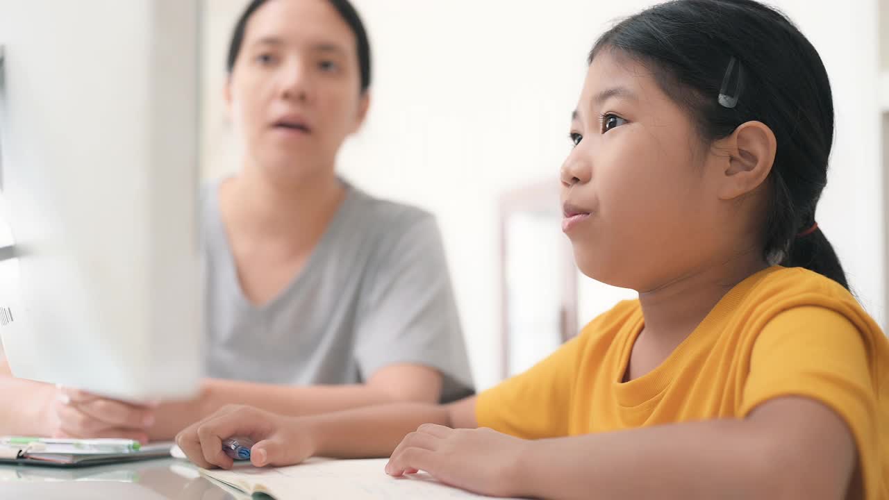 亚洲女孩在线学习教室视频素材