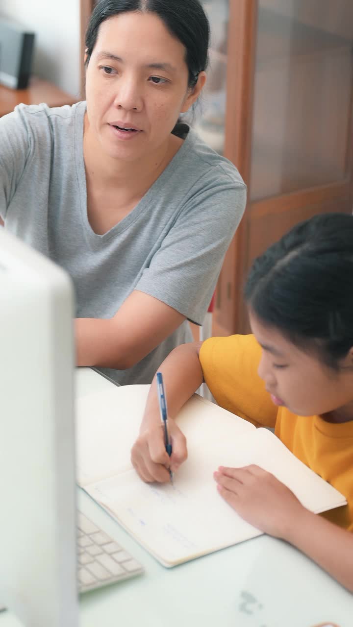 亚洲女孩在线学习教室视频素材