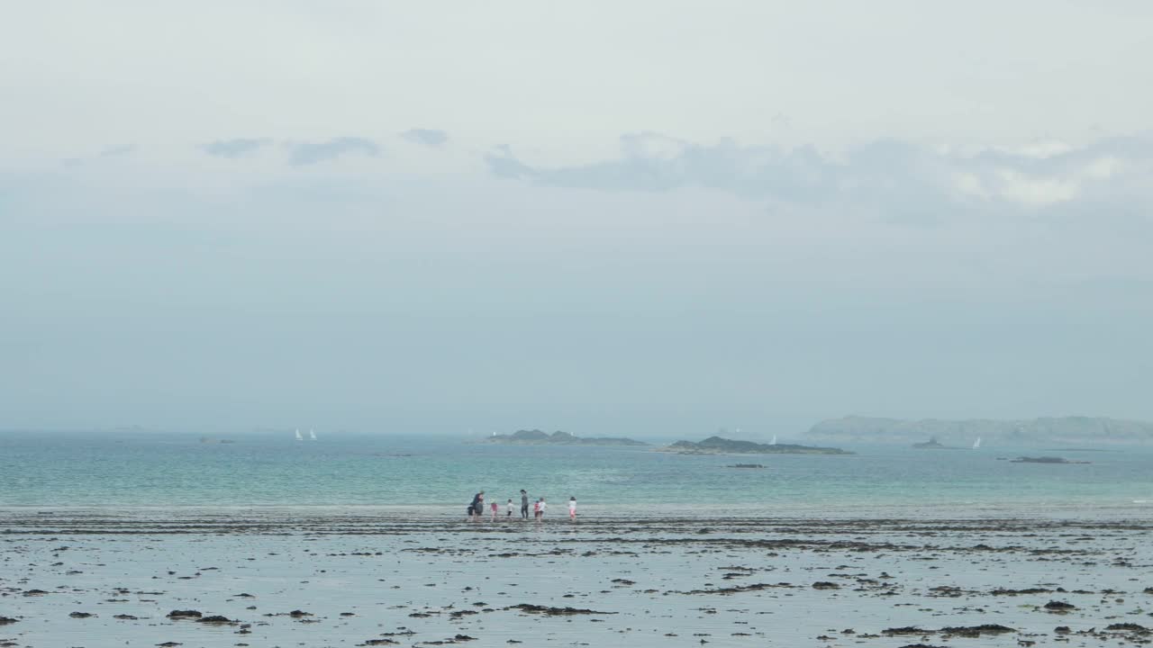 低潮时的大西洋海岸，法国圣马洛视频素材