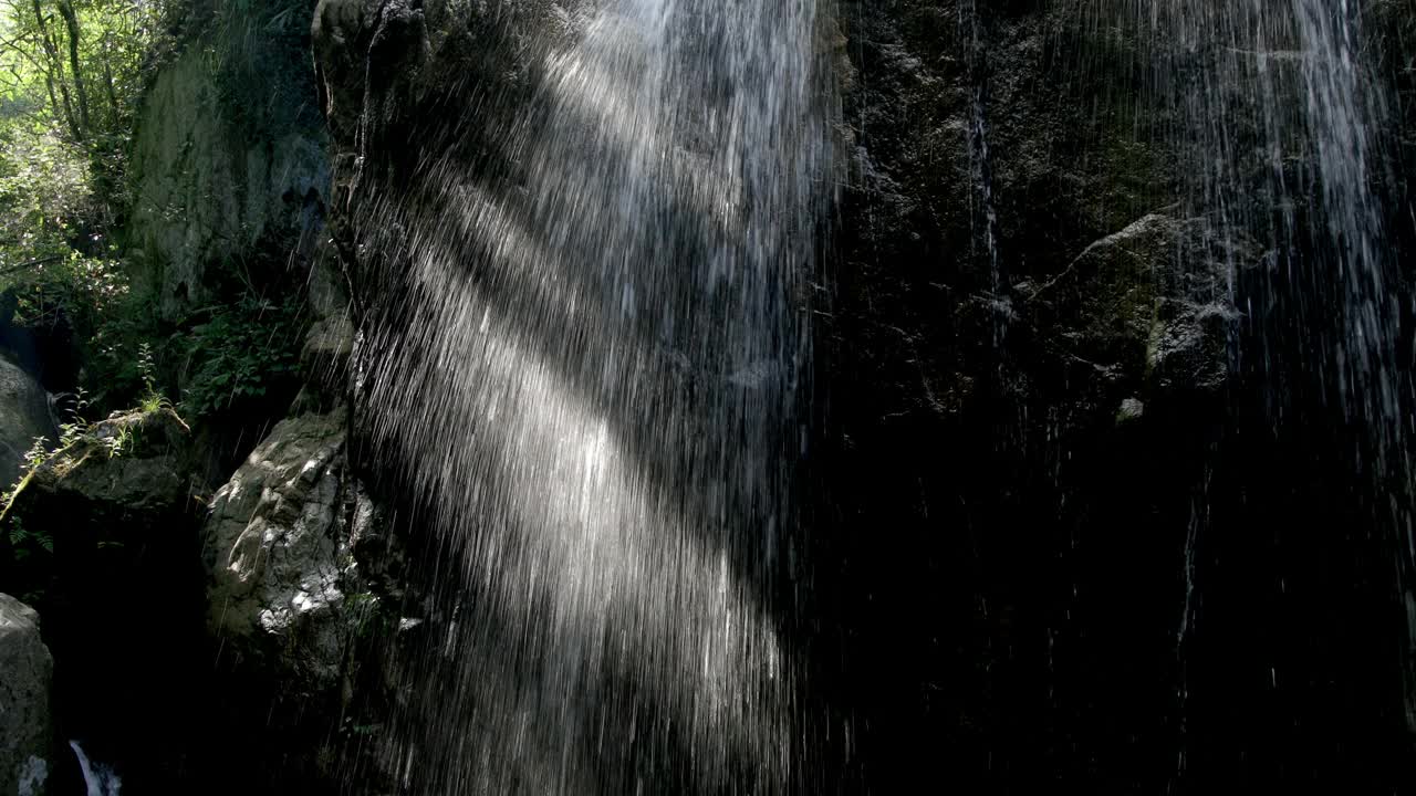 山间小溪，夏日树林视频素材