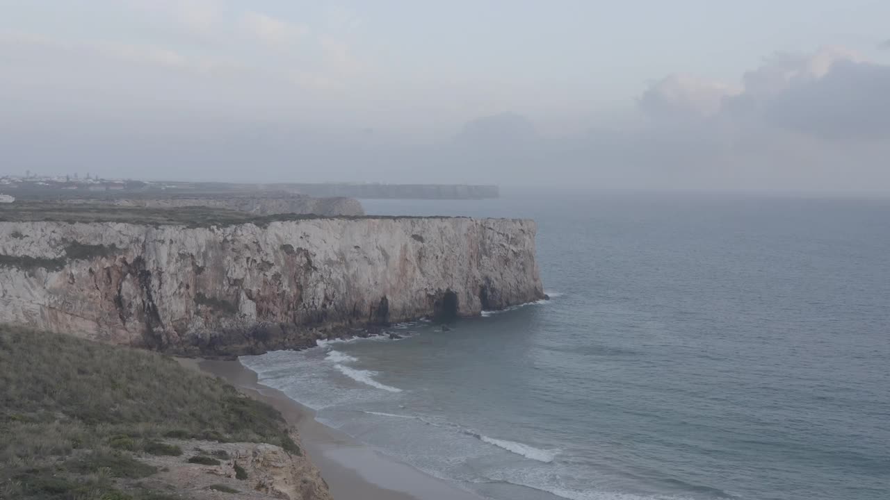 惊人的航拍无人机视野拉戈斯阿尔加维岩石悬崖海岸线，海浪撞击海岸，侧面飞行，葡萄牙，一天视频素材