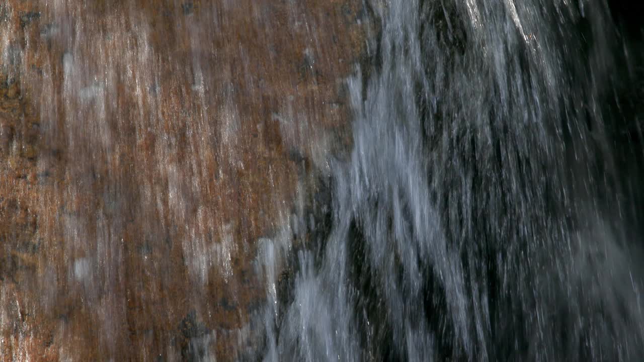 小溪和流水，溅在石头上视频素材