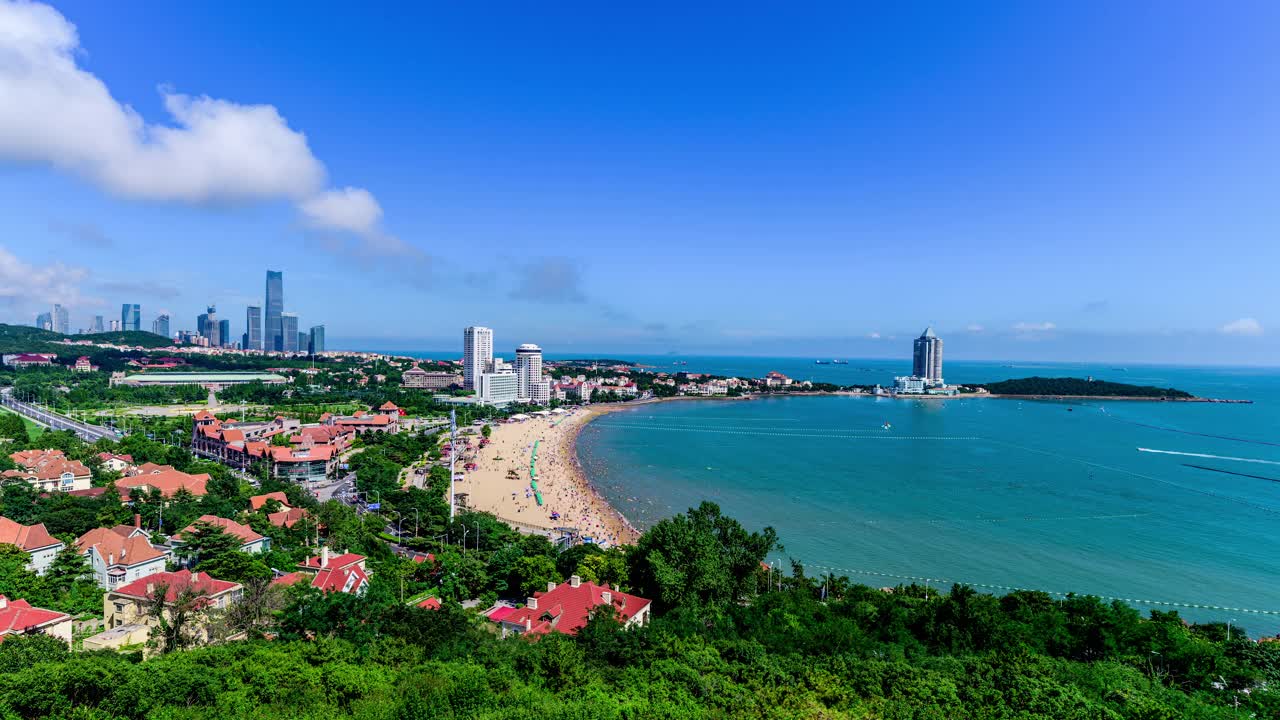 青岛汇泉湾海滨城市昼景高角度景观的时间推移视频素材