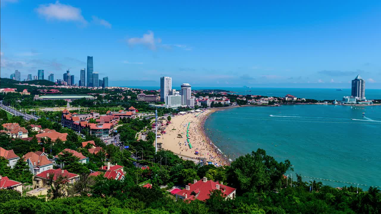 青岛汇泉湾海滨城市昼景高角度景观的时间推移视频素材