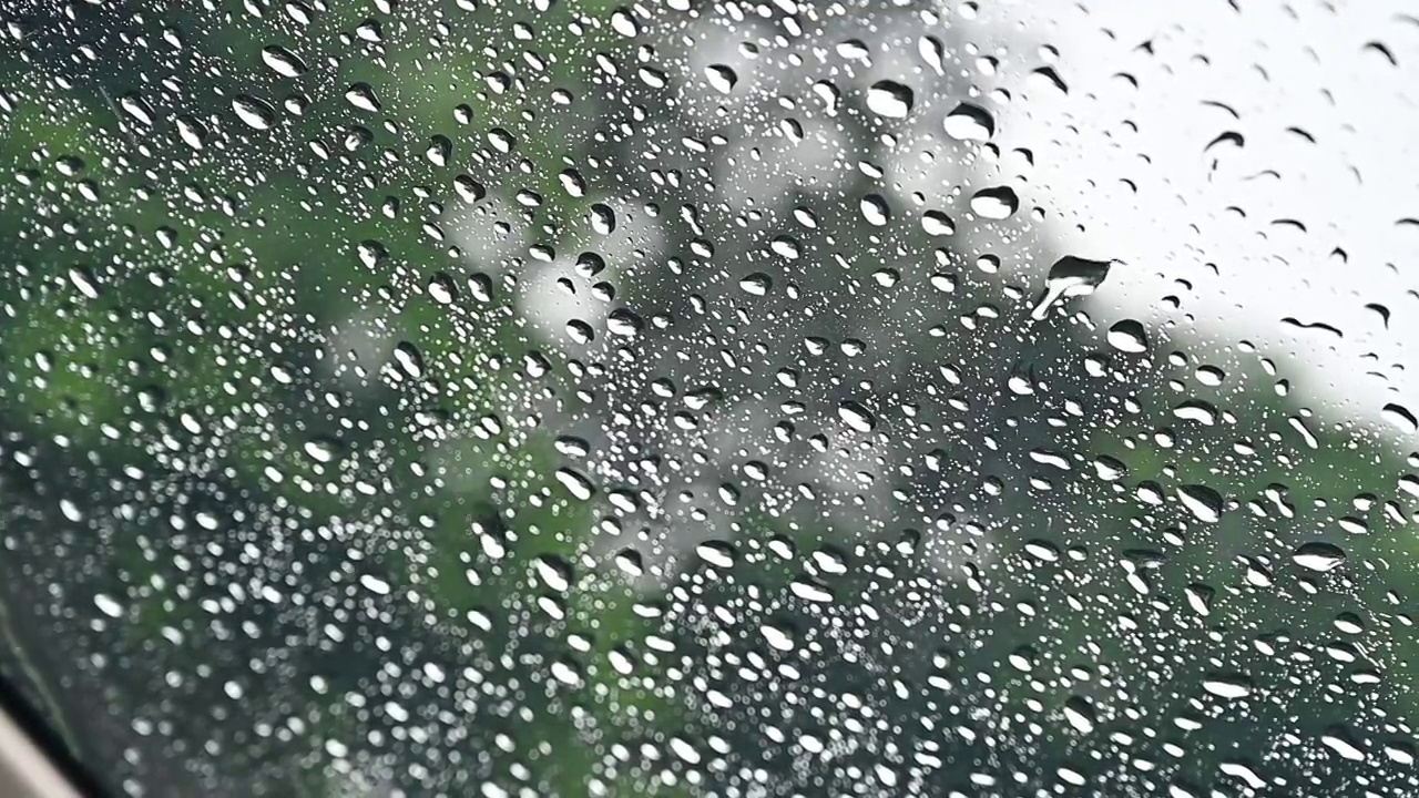 雨点滴在玻璃窗上。视频素材