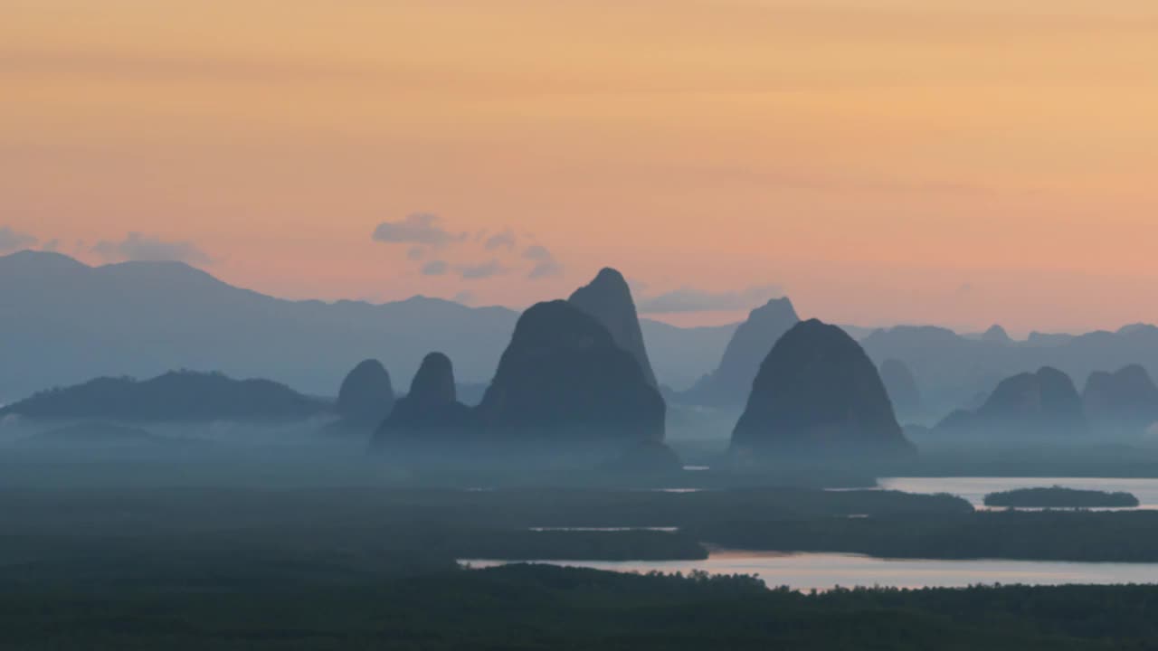 4K TL:日出雾和海中的山(平移)视频素材