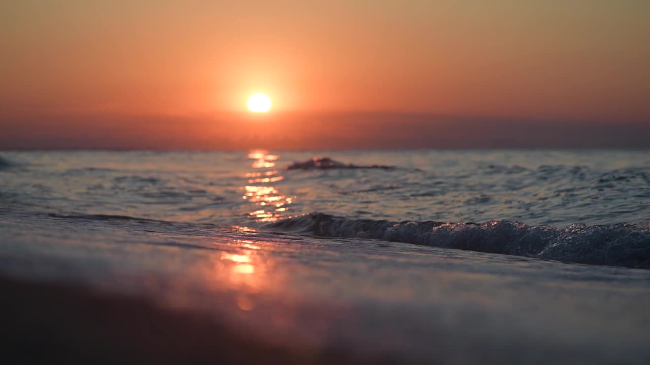 日落时，靠近海面的海浪视频素材