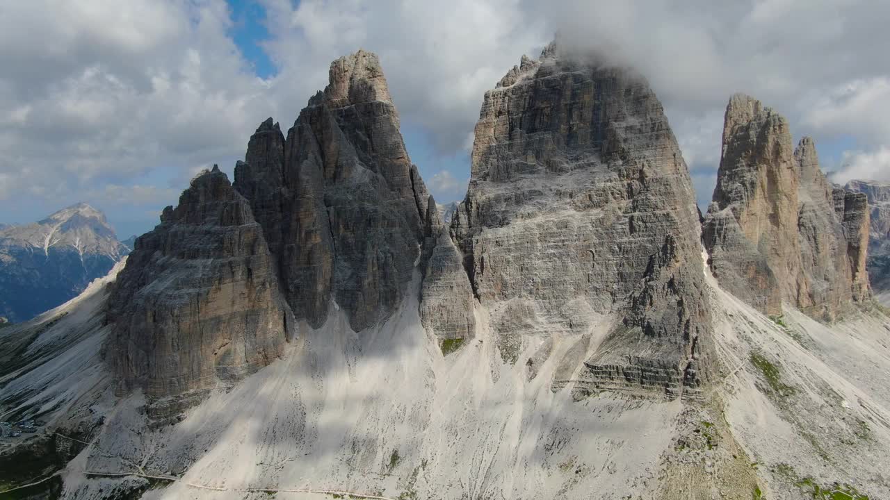 鸟瞰图的Tre Cime di Lavaredo山峰在Dolomites，意大利，欧洲视频素材