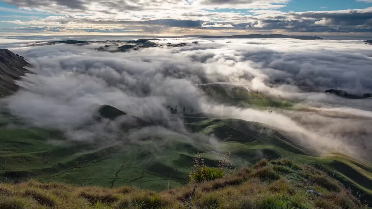 日出和晨雾，泰马塔峰，霍克湾，新西兰视频素材