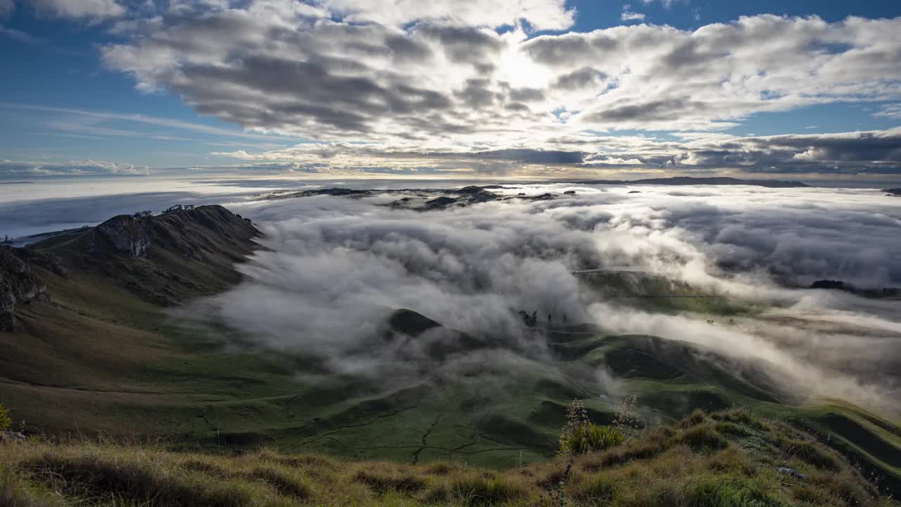 日出和晨雾，泰马塔峰，霍克湾，新西兰视频素材