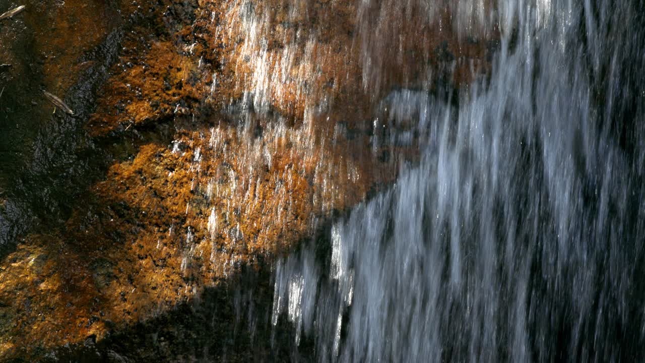 小溪和流水，溅在石头上视频素材