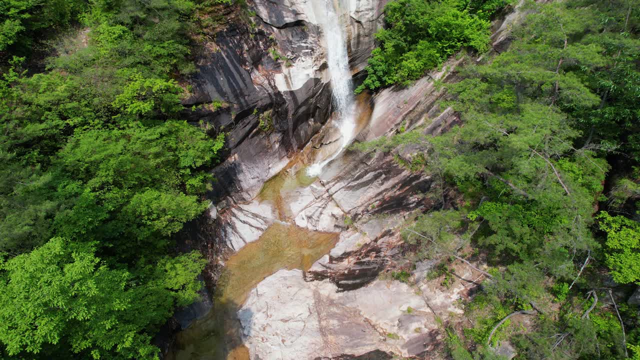 忠清南道锦山郡泗比瀑布的风景视频素材