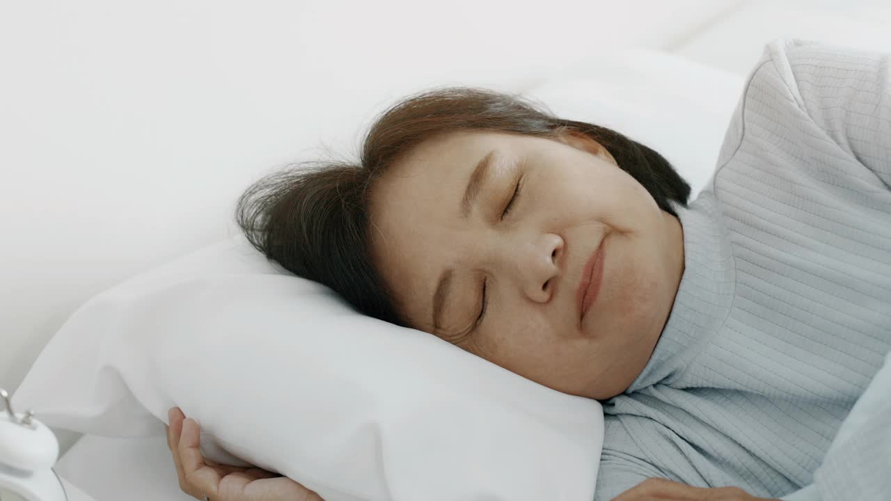 睡眠问题。老妇人睡不着。手持拍摄的。视频素材