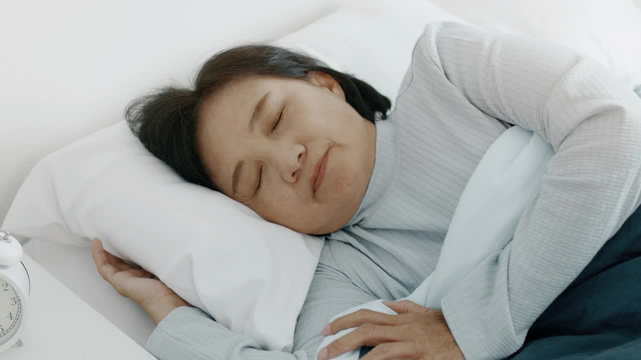 睡眠障碍。老妇人睡不着。手持拍摄的。视频素材