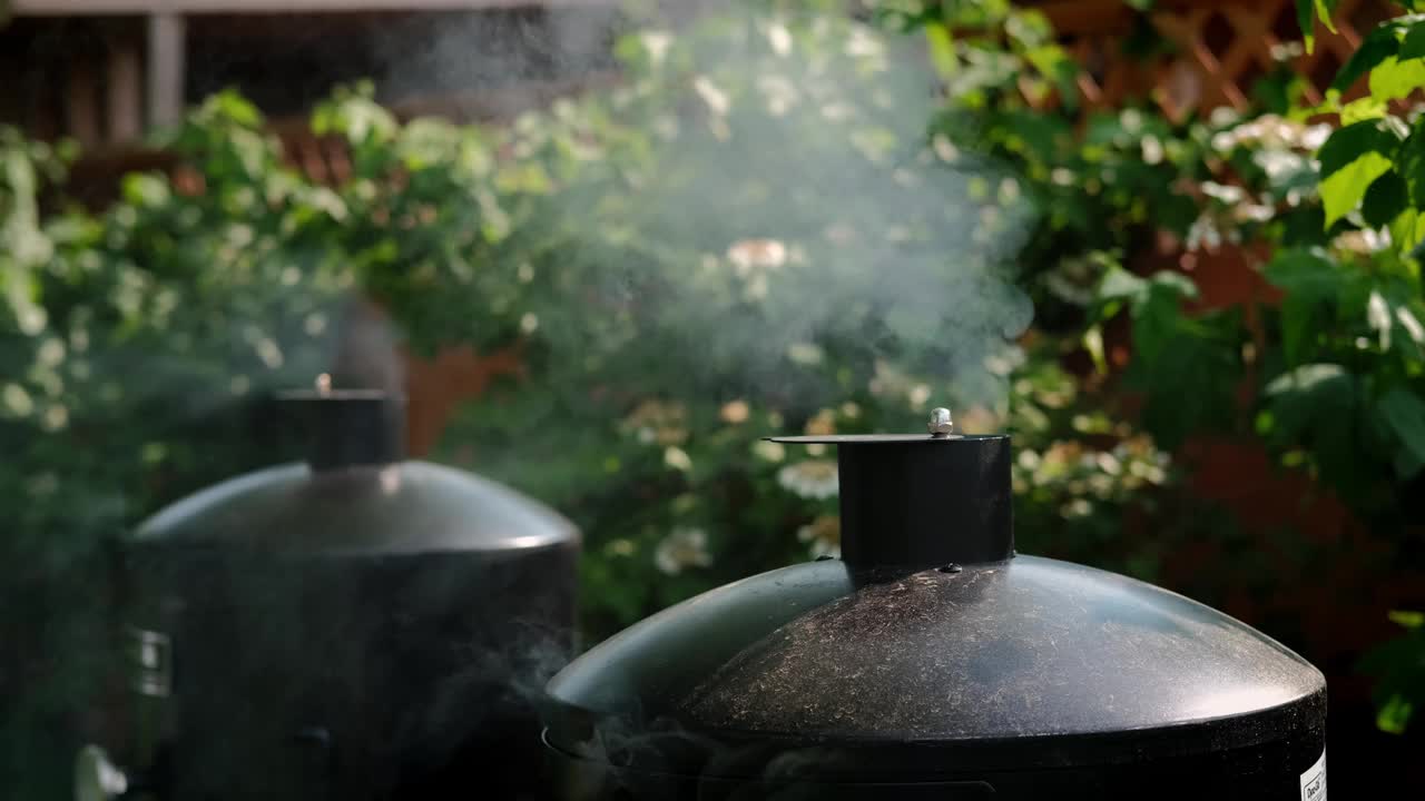 吸烟的近景，大量的烟从灯光中冒出来。移动相机视频素材