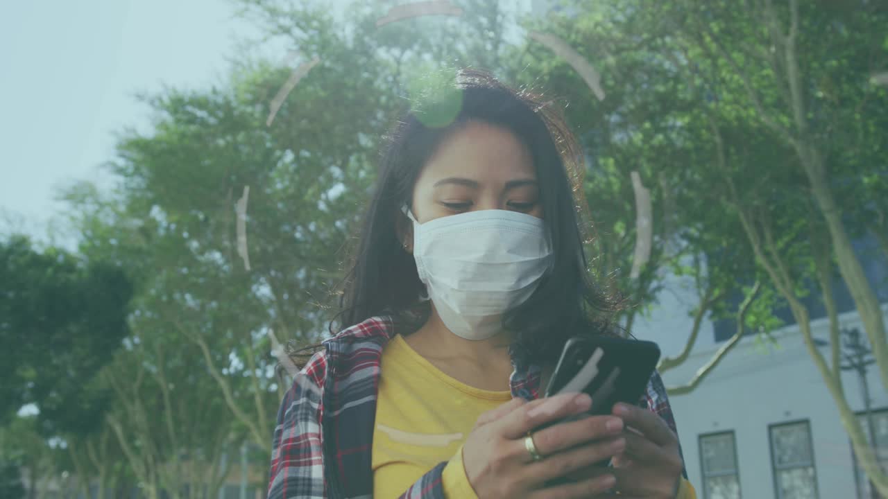 在大街上使用智能手机对戴口罩的女性进行数据处理和圆扫描视频素材