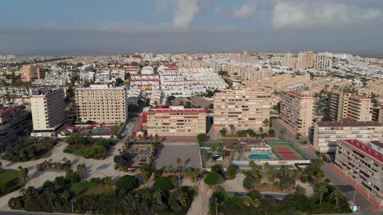 Torrevieja镇鸟瞰图。科斯塔布兰卡地区。阿利坎特省。西班牙视频素材