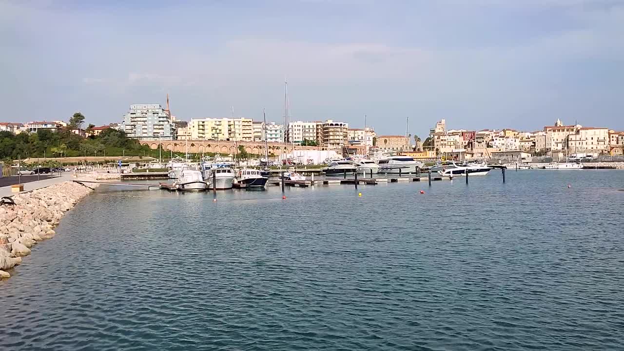 Termoli -清晨俯瞰圣彼得罗港视频素材