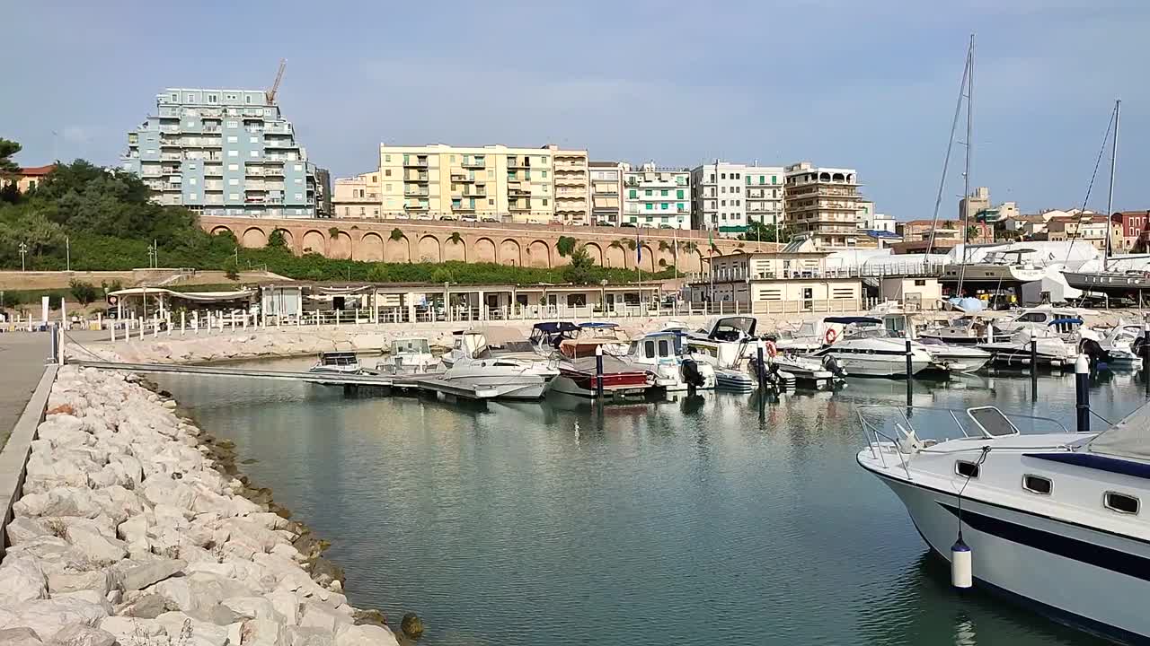 Termoli -清晨俯瞰圣彼得罗码头视频素材