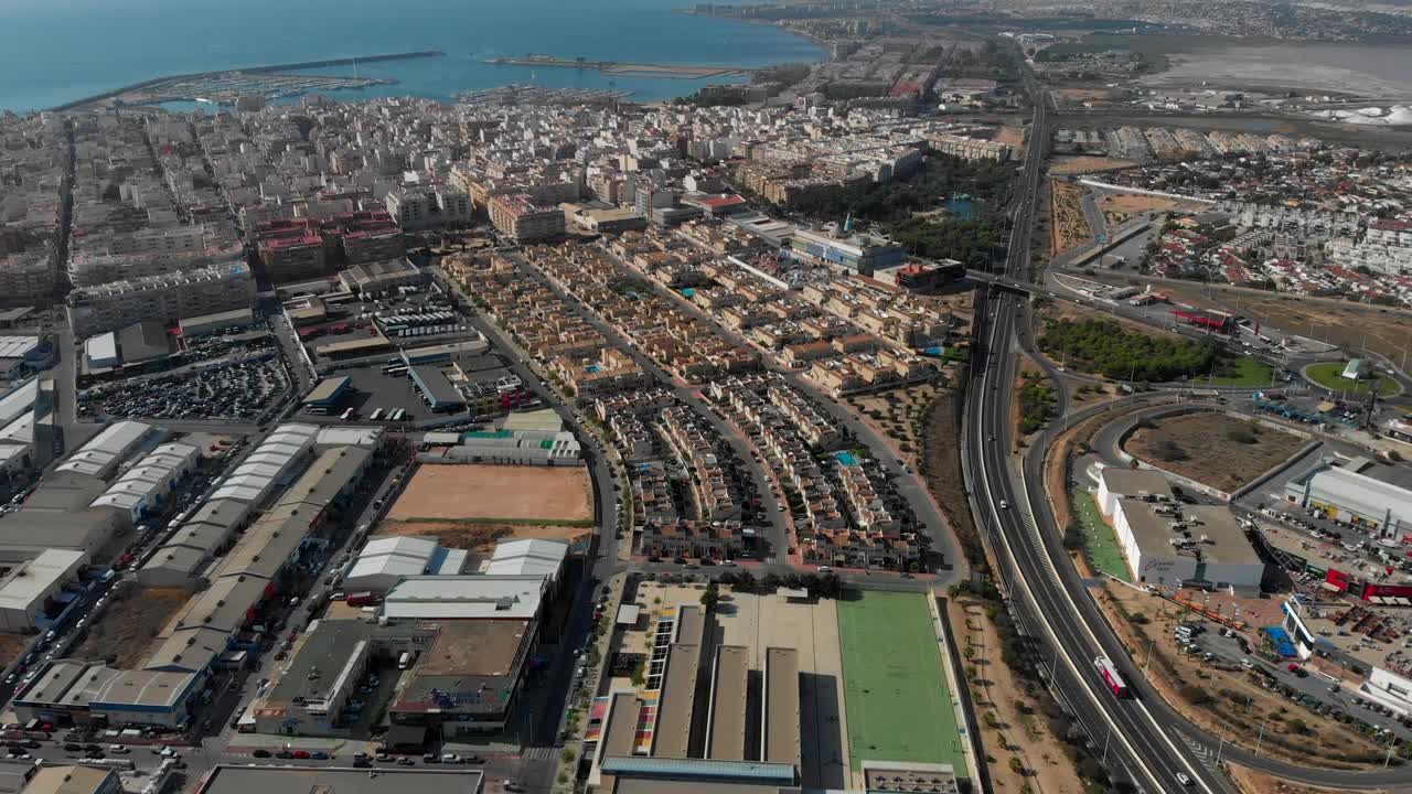 Torrevieja镇鸟瞰图。科斯塔布兰卡地区。阿利坎特省。西班牙视频素材