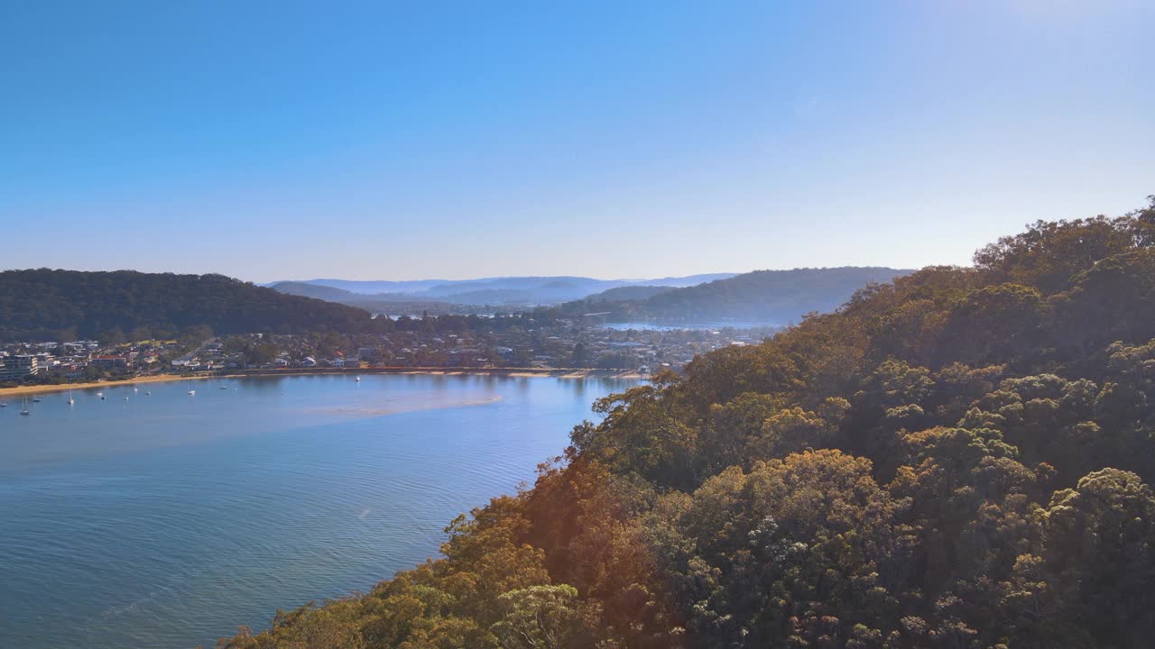 澳大利亚新南威尔士州中部海岸Ettalong海滩附近的村庄风景视频素材