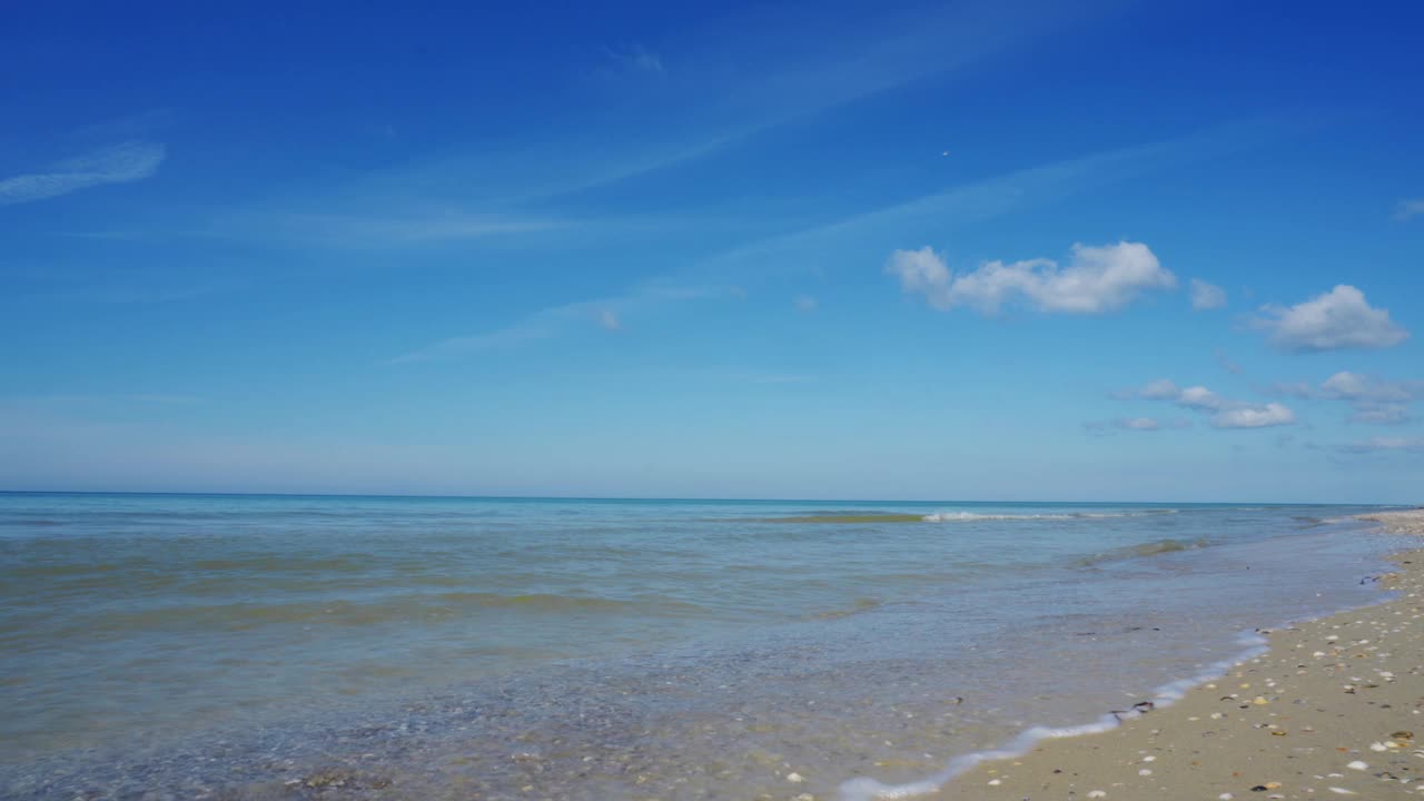 沙滩或海洋。在温暖的夏日阳光下清澈的海水。休息和放松的地方。视频素材