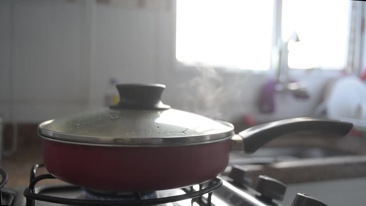 在家做饭——蒸汽从锅里冒出来视频素材