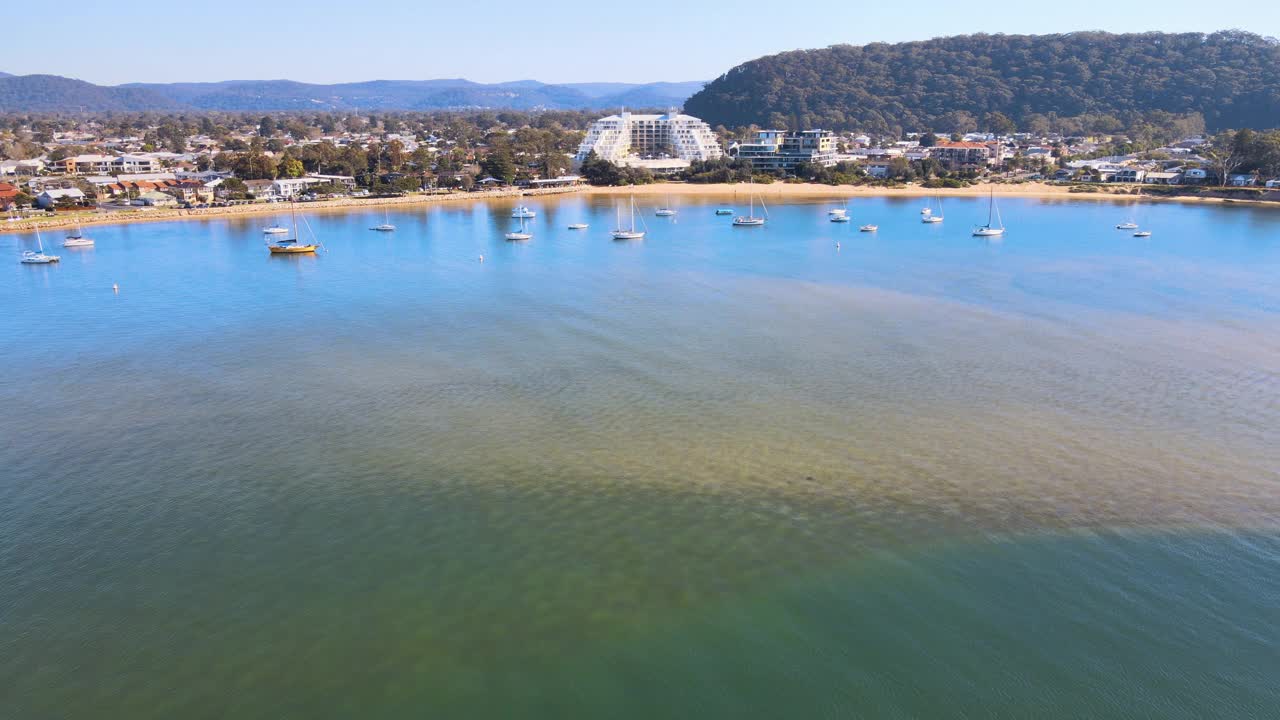 澳大利亚新南威尔士州中部海岸Ettalong海滩附近的村庄风景视频素材