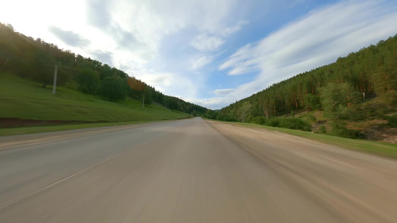 到偏远地区的山区旅行。自然,林地。一辆汽车高速驶过一个美丽的地区。视频素材