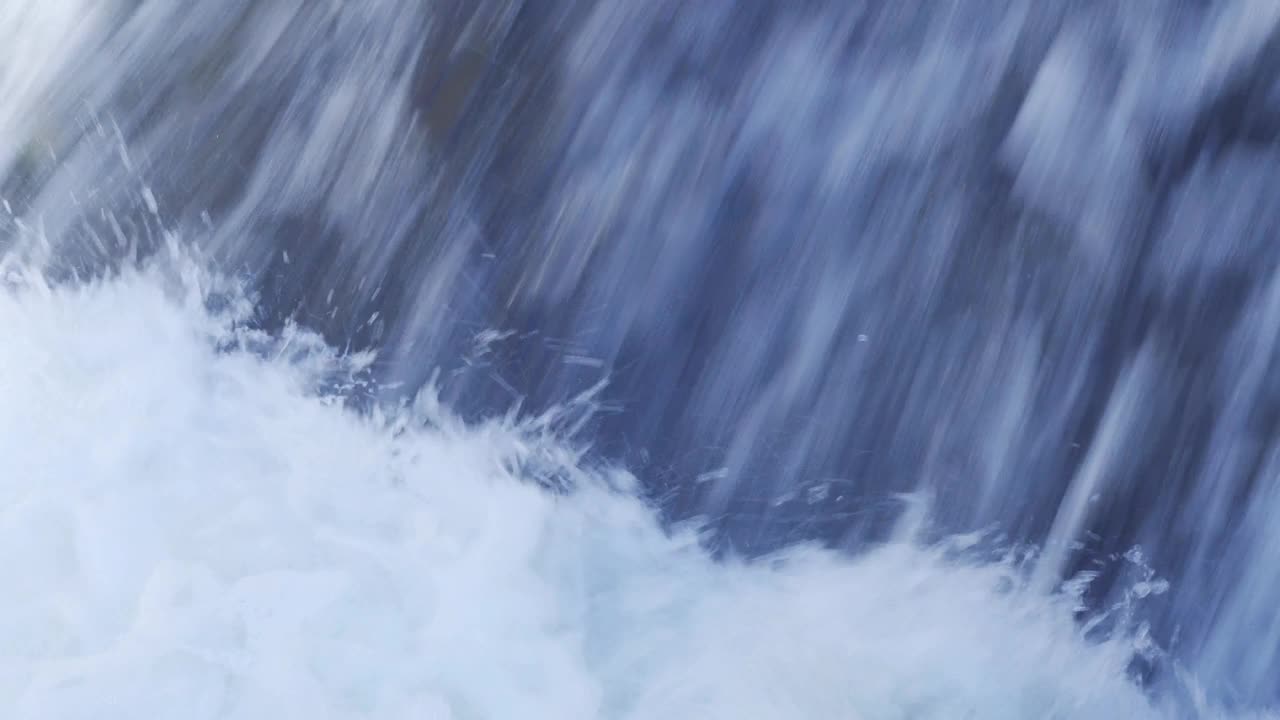 高速喷水的纹理，特写。视频素材