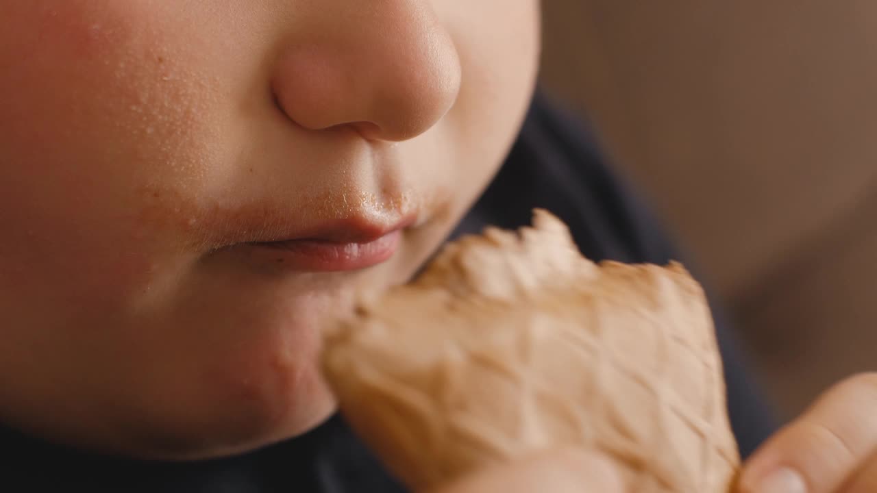 男孩吃冰淇淋视频素材