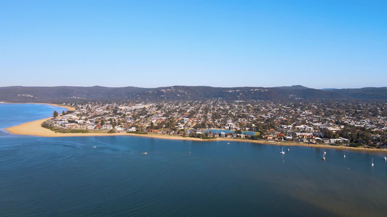 澳大利亚新南威尔士州中部海岸Ettalong海滩附近的村庄风景视频素材