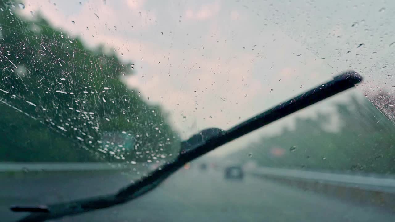 雨滴在汽车挡风玻璃上的慢动作视频素材