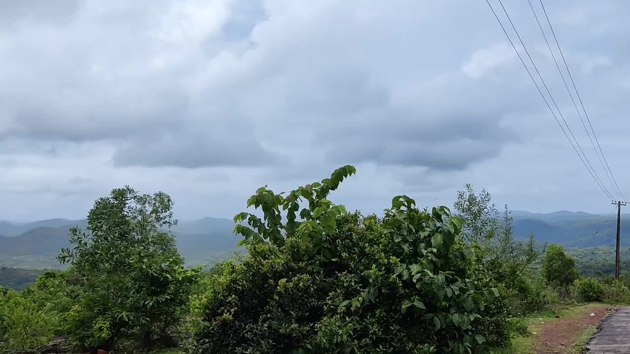 Posadigumpe山站，喀拉拉邦旅游景点。从移动的汽车上看到的美丽的路边和远处的山脉和山谷视频素材