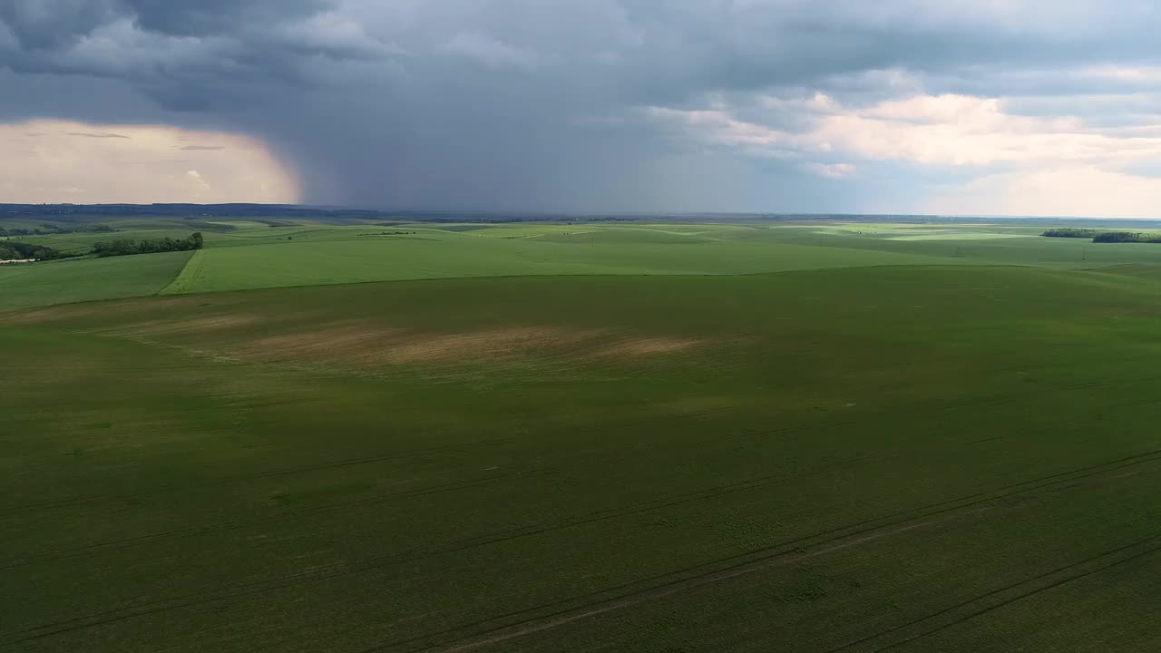 戏剧性的天空在下雨前与雨云在地平线上农村景观田野草地。视频素材