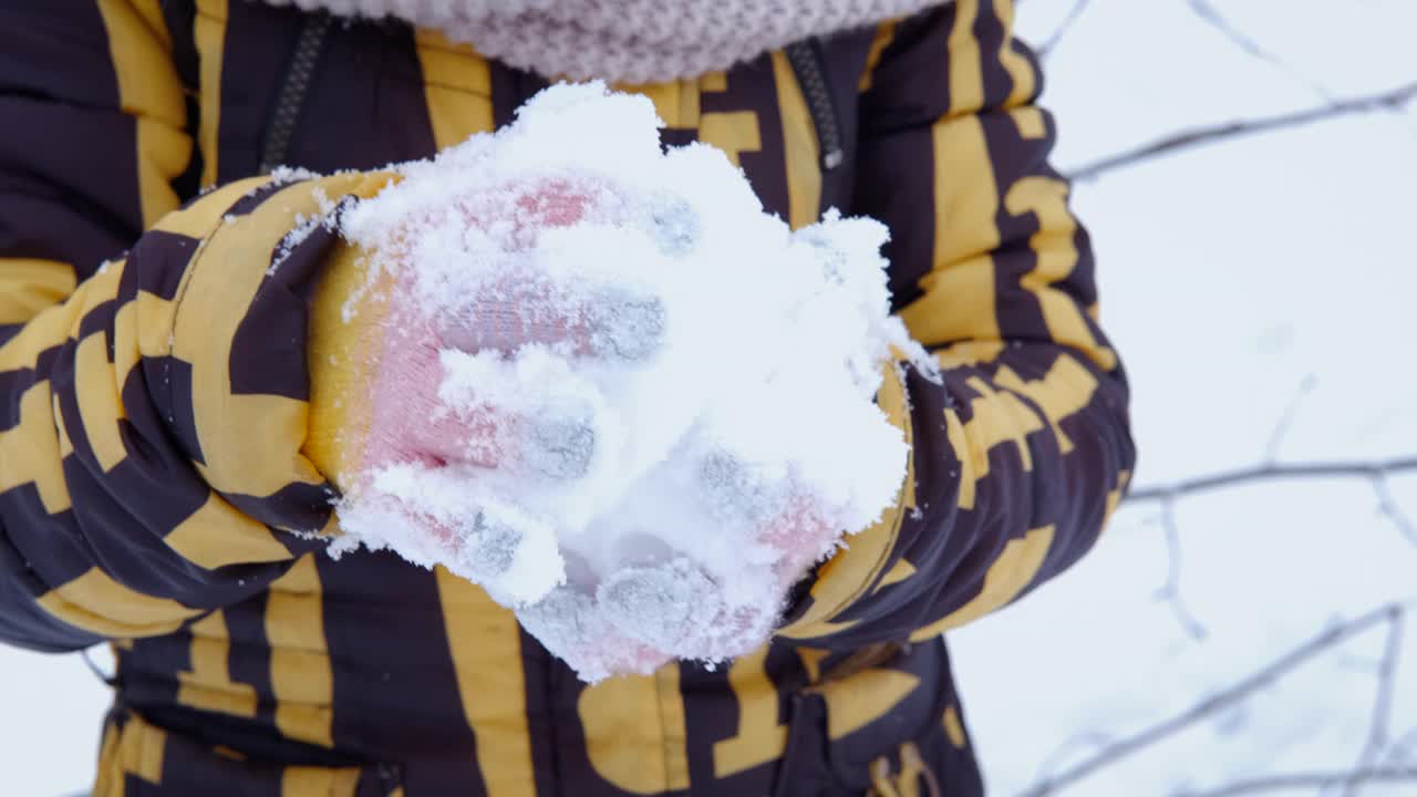 手里拿着小雪球。视频素材