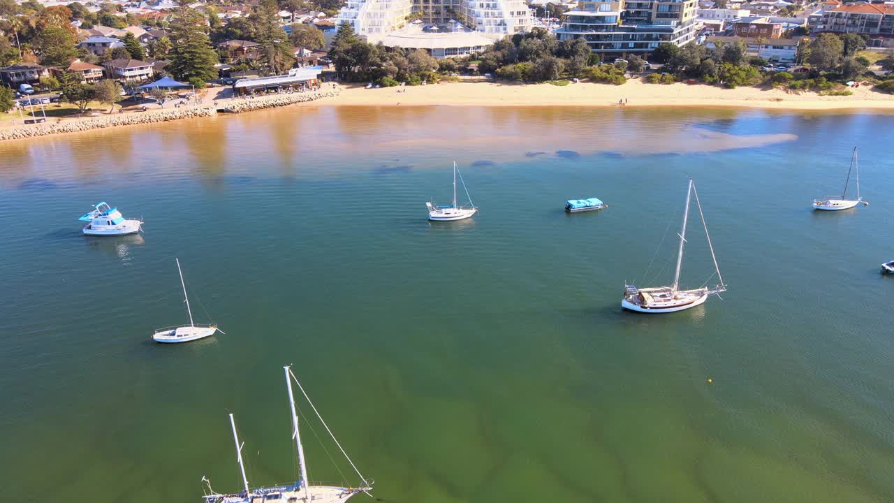 澳大利亚新南威尔士州中部海岸Ettalong海滩附近的村庄风景视频素材